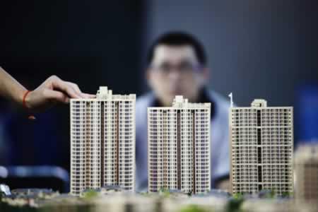 中原地产研究中心统计数据显示，5月楼市整体成交回暖，同比、环比齐升。    　　5月，一线城市新房成交面积平均环比继续上涨，环比涨幅达到了20.1%，其中北京上涨最明显，新房成交面积环比上涨了42.5%，同比也上涨了10.5%。上海、广州的新房成交量也有明显增长，与2019年同期基本持平。    　　二三线代表城市新房成交面积同比、环比均有不同程度上涨。二线城市新房成交面积平均环比上涨了35%，其中最为典型的上涨城市为温州，上涨了120%，武汉上涨了81%。三线代表城市新房成交面积环比上涨22.1%，韶关涨幅较大，扬州、东莞涨幅均在10%以内；从同比来看，整体上涨14.0%。  　　来源：房讯网