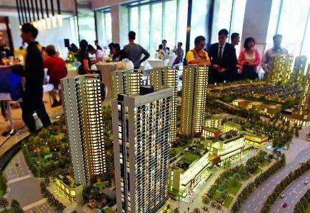 　相比往年，深圳今年的楼市小阳春来得要晚一些。  　　深圳住建局房产信息平台显示，五月新房成交4788套、二手房成交9042套，两个数据同比去年同期相差大约0.1%，出入不大。而放在过往6个月的时间轴内比较，深圳目前的成交量已经在疫情低谷之后逐渐上扬。乐有家、诸葛找房等多个第三方机构数据显示，深圳二手住宅均价已于今年四月上涨到了6万+元/㎡，并持续上行。  　　量价齐涨的5月，不少人已不满足于按揭贷，正尝试利用信用贷来撬动房产，寄望分羹深圳楼市，“买到就是赚到”的投机风开始出现苗头。    　　然而硬币的另外一面，信贷违约的魅影却在悄然闪现，一些银行客户经理好几年都不曾遇到的抵押贷款逾期业务和断供业务开始抬头。部分银行已经开始警惕小微企业贷款潜存的逾期风险；抵押贷展期的状况也让不少客户经理变得“胆小”了起来：对小微企业的贷款审查变严格了。  　　这个夏天缤纷而焦灼。在资金链紧张边缘挣扎的企业、苦于供楼的个人、正灵活套取各种信贷产品投入楼市打新的淘金客们，共同构成深圳楼市魔幻小阳春的一道独特风景线。  　　楼市断供和抵押贷逾期抬头  　　在中国农业银行深圳一支行零售信贷部工作近十年的林丽最近有些烦。服务中小微企业客户近十年，她五月份手头已经接手了两笔贷款逾期业务。过去，她好几年才会遇到一笔贷款逾期业务。这段时间，银行客户经理们好几年都不曾遇到的贷款逾期“黑天鹅”业务如今开始出现了。  　　另一银行经理张敏也不幸踩雷。她的这位客户在深圳宝安区沙井经营了一家四五十人规模的模具厂。前后十几年，历经2008年金融危机，工厂业务整体平稳，老板在今年春节过后也就没太在意疫情对业务带来的冲击。孰料上游大客户四月底临时告知订单要减半，模具厂的经营状况开始断崖式下滑。    　　“中型企业一般预留两三个月现金。开小厂的老板基本都是一有钱就立刻投入生产了，也很少有心思搞副业做投资，老板也就预留了一个月现金。现在撑不过来，已经办了贷款展期。”张敏言及这一切不甚唏嘘，以前银行面临的企业抵押贷逾期情形无非是企业间闹经济纠纷。如今，经手的抵押贷逾期业务不少源于产业链传导而来。  　　幸运的是，林丽和张敏经手的客户都办理了贷款展期，这在往年是不大可能的。  　　今年3月，《关于对中小微企业贷款实施临时性延期还本付息的通知》（下称“《通知》”）允许小微企业还本付息日期延至2020年6月30日。这也让资金紧绷，一时间难以还款付息的企业获得了喘气的机会。  　　相对于小微企业逾期，个人按揭贷款暂时稳定，但也有国有银行深圳分行人士向第一财经记者表示，按揭违约相比去年同期有增加，多是因公司倒闭失去供房收入。  　　“以前每个月大概有几个客户断供；最近每个月大概有十几个客户咨询断供的事情，但是樱桃视频官网在线观看视频也会综合贷款人情况办理延长贷款期限、转按揭，走到出售房屋那一步的客户还不多。”上述国有银行深圳一分行人士直言，但是这类现象有增多苗头。  　　对于部分银行人士感受到的贷款客户的微妙变化，经营小微企业的业内人士、拍卖人士有着类似的感受。  　　常年活跃在企业圈、拍卖圈的王昌尔向第一财经记者表示，“樱桃视频官网在线观看视频目前接手的拍卖资产比去年同期有增加但不明显，下半年会慢慢多起来，毕竟走完拍卖流程也需要时间。”  　　多位银行人士在接受第一财经记者采访之际均有表达，抵押贷逾期、个人房贷断供的现象开始慢慢“抬头”了，但是断供“潮”尚未到来。这其中的原因在于，深圳的房价抗跌性强。即便企业主无路可走将房子入市也能录得一个看涨的估值，不至于走到面临破产起诉查封拍卖及缴纳违约利息、个人征信上榜银行“黑名单”的窘境。  　　即便如此，部分银行已经开始警惕小微企业贷款潜存的逾期风险。  　　“樱桃视频官网在线观看视频支行行长在周会上也提到了这点，让大家最近多梳理手头的中小微企业客户，摸底企业的经营情况、产业链上下游状况，跟企业客户沟通频度要密一点。”林丽直言。  　　抵押贷展期的状况也让不少客户经理变得“胆小”了起来：对小微企业的贷款审查变严格了。  　　“三四月，有小微企业贷款贴息政策支持的时候，银行贷前审查需要到企业经营场所拍照存档，审核红本房屋估价的七成、公司一年流水的六成能否覆盖贷款额度，才能敲定放款与否；现在樱桃视频官网在线观看视频还会查验小微企业上年度营业收入及净利润、上年度纳税额、员工人数、近两年纳税证明及近三年财务报表等资料。”  　　一位不愿具名的股份制商业银行福田区支行的负责人士透露，悄悄收紧放款门槛是考虑到企业展期、续贷现象开始增多，不想造成银行不良资产增多。  　　“淘金客”套用信贷资金  　　即便风险隐现，个人按揭贷仍是深圳各大银行的香饽饽。  　　据乐有家研究中心数据监控显示，2019年至2020年4月深圳一共交易了15万套房子。其中一次性付款占比不到1成，15万套房子里有13万套便采用了按揭贷款的支付方式。而不需要抵质押或者第三方进行担保的信用贷在部分银行的风头甚至盖过了按揭贷。  　　“我手头就排着四五个信用贷客户，都是些贷款信誉记录不错且个人收入来源有保障的客户。”民生银行深圳一支行的刘姓客户经理告诉第一财经记者。  　　如今的信用贷热度明显高于往年。多家银行人士言及信用贷，只是感受不一，但均向第一财经记者表示，信用贷相比去年有增加。  　　其实，受到不少人追捧的信用贷用起来也不是没有风险的。如果贷款人申请了信用贷并且已经用了，会在贷款人征信记录上有所体现。在申请住房按揭贷的时候银行可能会要求贷款人说明首付款的来源，如果提供不了首付款来源的证明，银行可能会要求贷款人提前结清贷款，甚至直接拒批。与此同时，深圳的多家银行都要求信用贷款三年内还清，少数银行要求贷款人的信用贷业务于一年内结清。  　　第一财经记者了解到，对于没有公司没有房产的贷款客户来说，一般银行提供的信用贷上限是三十万元，贷款人可以选择向两三家银行申请信用贷，筹得百万元资金。  　　换言之，贷款人通过信用贷工具适度加杠杆可以助力自身搭上买房的车；但另一方面，它的还款期限又会给到贷款人还款压力，信用贷不良也会直接影响个人按揭贷业务的申请、个人的征信记录等。  　　鉴于信用贷的诸多限制，这些敢于同一时间去找两三家银行申请信用贷，凑足百万元资金投向楼市的客户，多半都对深圳楼市报以极高的热忱，且具有更强的购买力和更稳定的支付力。  　　“我经手的信用贷客户，一次性贷到三十万上限的基本上都是奔着二套房去的。”深圳一家股份制银行黄姓人士表示，深圳楼市这几个月价格持续上行给了不少刚需客和投资客上车的动力。  　　“信用贷一旦出现贷款逾期，因为缺乏抵押物清收很困难，樱桃视频官网在线观看视频审批办理要求一直很严。但是深圳优质客户多，至少我经手的客户这两个月有增多，基本上都是在大企业工作的金领人群，去买房投资的。”黄姓人士续称，楼市的投资回报率给了加杠杆客户人群信心。  　　第一财经采访了一位凭借信用贷搭上二套房快车的淘金者张弛，在深圳打拼的十年，他亲眼见证了深圳楼市的快速上涨。  　　2010年的深圳新房价格是2字头（2万+）。其中变化最大的当属2015-2016年，深圳房价从3字头直接跳到到5字头，主因是2015年330政策放松了限购限贷，以及深圳整体经济大环境的迅猛发展。自2017年开始，政府严控楼市，打击炒房投资客，为保障刚需权益推出了系列新政，才促使深圳新房价格渐趋平稳，近3年涨幅仅3%。  　　乐有家研究中心数据显示，十年间深圳房价总涨幅178%，领先国内诸多城市。今年疫情期间，深圳楼市仍呈上涨之势。此前，深圳二手住宅均价还在5.7万元/㎡水平，到2020年4月，均价上涨到了6万+元/㎡。同时，楼市成交也快速回暖，5月深圳二手住宅过户量再度突破8000套，创近半年新高，但距离去年末还略有差距。  　　在张弛及他身边的人看来，房子无疑是实现财富快速增值及拉开阶层差距的第一大法宝。这也令他及身边人动用信用贷撬动二手房的信心和兴趣度大增。  　　高涨的楼市看不到终点  　　敢于加杠杆背后，是大多数深圳人笃信深圳楼市供需不平衡的局面暂时难以得到改变。  　　根据深圳市土地交易中心数据显示，2006-2019年间，深圳累计住宅供应730578套，年均5.2万套，放在长时间周期中，年住宅供应呈曲线下行之势；与之对应的是，常住人口从2006年的846.43万人，增加到2019年的1343.88万人，累计增加接近500万人，呈整体上行之势。  　　同时，土地供应结构性失衡，工业、商业类用地供应多、住房用地供应少的局面十余年间并未得到扭转。美联物业根据官方公开出让的土地数据统计显示，过去14年里，深圳居住、商业、工业三类用地结构的分别占比分别是：17%、10%和53%。  　　结构性失衡推导下，深圳购房需求在三月疫情缓和后便密集释放，市场快速从四月份的部分片区过热到现在量价齐升。  　　同时，房企们的拿地信心也正在快速被点燃。5月，深圳房企龙光地产拿下的深圳前湾片区地块，以总价116亿元占据5月全国住宅用地成交总价榜首，每平米可售楼面价超过8万元。  　　楼市热情不褪，投机风开始出现苗头，给调控再度加压。以5月为例，深圳市住建局的调控动作接二连三。  　　5月22日，住建局亲临地产中介机构现场检查，TaTa公寓、鸿荣源·壹方中心、星河丹堤、金亨利首府等一批挂牌价明显高于近期真实成交价的房源被迫下架。5月26日，针对网友投诉网红盘华强城捂盘惜售、沙井海岸城偷收喝茶费等问题，深圳市宝安住建局要求片区所有住宅新盘采取委托公证公开认筹筹钱选房的形式予以销售。  　　高价房源下架、捂盘惜售内定房源被约谈，再到近两日福田区棚改炒作遭住建局打压……主管部门操作基本上对症下药，步步紧跟，以防楼市过热。  　　住房“盘子小”的深圳也正在通过增大住宅供应，寄望打破楼市过热困局。  　　5月初，深圳发布的《2020年度建设用地供应计划》显示，年内计划供应1200公顷建设用地，与2019年计划供应量持平，其中居住用地为293.2公顷。这一居住用地的供应比例较往年有所上升，年内计划供应面积较2019年实际供应面积增加了50%。  　　这个6月，备受瞩目的光明金融界项目已经开放展示中心，而全民瞩目的润玺一期年内也将会入市。整体来看，“买到就是赚到”投机心理、刚需客的快速上车心理、开发商的拍地热情等都给深圳楼市按下了快进键。但平抑深圳房价增长，彻底打破供求不平衡的主逻辑仍将是一个漫长的过程。  　　来源：第一财经网
