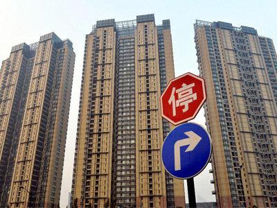 据不完全统计，今年前5个月已有20余地出台租房新规，涉及房源、租金、安全、监管乃至户籍等诸多方面，快来看看有你将去的城市吗？    　　9地保障租赁住房供应  　　日前，58安居客房产研究院发布重点城市租房趋势报告显示：4月份，北京、广州、深圳新增房源量依次环比上涨31.4%、28.9%和45.4%；新一线城市代表如成都、杭州、天津等新增房源量涨幅更高，分别为61.7%、70.3%和56.6%。  　　58安居客房产研究院分院院长张波认为，二线城市出现部分区域房源供给量明显增长等和城市的市场环境有着直接关系。事实上，据中新经纬客户端不完全统计，今年以来，已有9地明确租赁住房建设计划或增加供应措施。    　　其中，济南明确，通过3年试点工作，每年新增租赁住房120万平方米；杭州住保房管局确定2020年筹建完成蓝领公寓1.5万套(间)的目标任务；绍兴计划自2020年起到2024年，建设2.2万套人才租赁住房。  　　此外，长沙、武汉两地政府表态允许将符合条件的非住宅存量房屋改造为租赁住房，深圳住建局就“商改租”有关事项公开征求意见；广州、郑州两地鼓励利用集体、国有或自有土地建设租赁住房，前者给予补贴，后者将相关项目列入地方租赁住房建设计划；合肥还明确，将个人出租自有住房每平方米奖励从12元提高6元至18元。  　　易居研究院智库中心研究总监严跃进指出，2015年、2016年的时候中央和住建部就提出要大力发展租赁市场，到现在差不多已经五年的时间。在这个时间节点上，各地效果如何需要评估，今年也要加快完成发展。  　　严跃进表示，从实际过程看，有些地方积极增加土地供应，有些地方从存量物业的改造、更新等方面予以支持；有些地方明确政策性租赁住房和市场化租赁租房方面可以进行创新。各地手段不同，但都有力地促进了当地的租赁市场。  　　严跃进认为，现在的问题是上面提到的手段都是供应端的，是多主体供应、多渠道保障的导向。接下来的工作是强化租售同权，让更多人去租房子，这就是需求端的内容。供应端和需求端做好，后续的租赁市场才能更好的健康发展。  　　6地新规缓解租房压力  　　58安居客房产研究院发布的《2020一季度租房趋势报告》显示，租金作为租客的重要生活开支，在总收入中占有不小的比重。48.7%受访者表示租房消费占比较高，排在各种生活消费之首。在该报告的受访对象中，有20%的受访者月租金占月收入比重超过30%。  　　针对过高的租金开支，6地从两方面着手出台新规帮租客“排忧解难”。  　　公积金提取方面，4月起，沈阳提高租赁住房提取限额。其中，房屋坐落地址在沈阳市区的，限额由1200元/月提高至1400元/月；4月起，济南提高职工个人租赁商品房提取定额，从9600元提高到12000元；5月7日，东莞宣布将租住本市住房提取比例上限提高至70%、额度上限提高至1800元/月。  　　济南住房公积金中心工作人员表示，提高商品房租赁提取额度，有助于发展济南市租赁住房市场，缴纳公积金的双职工家庭平均每月可提取2000元，在相当程度上改善家庭居住条件。  　　在租房补贴方面，南京明确，符合申领条件的博士、硕士、学士按每人每月2000元、800元、600元享受最长36个月的住房租赁补贴；广州番禺区表示，对符合相关条件的高层次人才提供最高50万元(税前)的购房补贴或给予所租房屋的50%租金补贴；青岛指出，推进城镇住房保障家庭租赁补贴工作，将2人户、3人户保障面积标准在原基础上各上调15平方米。  　　青岛住建局认为，推进住房租赁补贴保障工作，是健全 “多主体供给、多渠道保障、租购并举”住房制度的具体举措。各级有关部门要以保障城镇住房困难家庭的基本住房需求为立足点，以解决新市民的住房困难为出发点，进一步拓宽保障范围，加大保障力度。  　　7地新规关注租房安全  　　除了房源和租金，租房安全也是不少地方政府关注的重点。  　　以珠海、济南为代表的地方政府较为关注房屋本身的质量安全，两地先后出台出租屋管理办法征求意见稿。其中，珠海拟规定出租住房不得分隔搭建后出租，厨房、阳台、卫生间等不得出租供人员居住；济南拟规定不得改变原有房屋的空间布局结构，不得按床位出租等。  　　另一些地方政府则更为关注租赁机构安全，如湖南、河北为规范省住房租赁市场行为，引导住房租赁双方使用规范化的租赁合同，促进住房租赁市场持续健康发展，启用全省统一《住房租赁合同》示范文本；  　　再如南京为保护租赁当事人的合法权益，规范住房租赁经营行为，要求市内所有的住房租赁机构建立租金托管制度，且需在商业银行设立唯一的租金专用账户，专户信息应在南京网上房地产网站公布。  　　无独有偶，4月初西安也就《住房租赁资金监督管理实施意见》公开征求意见，该市拟规定“托管式”租赁企业在开展业务前需与商业银行签订《住房租赁资金监管协议书》，并在监管银行开立存量住房租赁交易资金监管专用账户。  　　不过，最为严苛的当属合肥，该市拟对住房租赁企业进行信用考评，分别为五星、四星、三星、二星、一星、无星。其中，一星级企业为信用警告对象，无星级企业为失信惩戒对象，列入失信黑名单，实施联合惩戒。  　　对此，合肥市住房租赁协会秘书长伍艳表示，主管部门推出信用评级考核办法，主要是对合规经营的企业提供鼓励和促进，对违规经营的企业进行打击和披露，同时为合肥新市民在选择合规靠谱的住房租赁企业方面，提供明确和明示化的标准和规范。  　　还值得一提的是，4月22日，广东省住房和城乡建设厅与人民银行广州分行签订《合作备忘录》，首次将公租房违规行为，包括违规享受公租房、违规申请租赁补贴等纳入人民银行征信系统。  　　此外，6月1日起，济南全面取消落户城镇条件限制，提供人才、院校学生、居住、就业、投靠等六种落户途径。严跃进分析称，“居住途径落户”提到了租房落户，这有望成为今年济南租赁市场发展的一个突破口，租赁市场需求将会增加。  　　来源：中新经纬