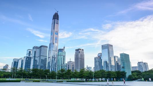“现在福田中心区换办公室的客户，大多数都是因为今年经济收入不行，承受不起这么高的租金。”在福田中心区做写字楼出租工作的中介江先生告诉《华夏时报》记者，目前中小企业搬离福田中心区的情况越来越多。  　　中原盘源系统显示，目前福田中心区的空置率总体相对较高，但个盘差别挺大，平安金融中心空置率只有10%、皇庭广场空置率为9.5%。  　　在当前经济环境下，深圳全市写字楼一边是供应量充足，空置率不断攀升。另一边一波中小企业迫于成本压力正搬离市中心区，由此导致部分写字楼的空置率居高不下，租金不断下探，招租成为一大难题。    　　近三年写字楼供应持续走高  　　随着深圳全市写字楼空置率不断攀升，租金一路下行，不少写字楼面临招租难的窘境。今年以来，随处可见写字楼招租广告以及免租信息，各中介、房东为招租费了不少心思，但收效甚微。    　　第一太平戴维斯统计数据显示，深圳市2020年第一季度平均空置率结构性环比上升1.2个百分点，达26.2%。截至季末，深圳全市平均租金下降至201.7元/平方米/月，租金指数环比下跌1.6%。  　　而值得注意的是，供应增加无疑是深圳写字楼空置率攀升的主要推手。《华夏时报》记者根据第一太平戴维斯近年来发布的写字楼报告梳理得知，从2018年起，深圳写字楼供应量再呈上升走势。数据显示，2018年深圳全年累计供应量不足80万平方米，2019年深圳全年累计供应量达107.7万平方米。截至2019年底，深圳全市甲级写字楼总存量同比上升17.7%，至715.6万平方米。  　　与此同时，第一太平戴维斯预测，深圳2020年将迎来未来五年内的甲级写字楼供应高峰，全年预计累计共有134万平方米的新增写字楼面积交付，且未来五年新增供应总计达507万平方米。随着疫情结束和经济的发展，写字楼去化速度才可能得到相应变化，但租赁市场的竞争料将持续。  　　中小企业逃离福田中心区  　　“时常可以碰到一些中小企业换租、退租的情况，陆续搬离到租金更低的地段去了。”在福田中心区做写字楼出租工作的江先生对《华夏时报》记者表示，今年受疫情影响，一些中小企业为了节约租金成本以及员工的生活成本，搬离了中心区，有些甚至搬去了龙华、龙岗区。  　　陈女士所在的一家私募公司不久前便搬离了深圳福田中心区的平安金融中心。陈女士反映，一是平安金融中心作为地标级写字楼，租金始终维持高位，且议价空间不大；二是考虑到公司今年的整体效益不如往年。从福田中心区“逃离”后，陈女士所在的公司搬至岗厦地铁站附近，虽然还是在福田区，但岗厦总体的租金水平是平安金融中心租金的一半左右。  　　《华夏时报》记者了解到，平安金融中心的租金价位一直处于福田中心区最高水平，据中介沈先生表示，目前该写字楼的租金在350-500元/平方米/月。相比于周边其他写字楼200元/平方米/月出头的租金，平安金融中心作为地标，租金也高了一倍多。  　　让利招租情况难言乐观  　　“现在招租樱桃视频官网在线观看视频不收取承租方任何中介费，如果能和樱桃视频官网在线观看视频签约，樱桃视频官网在线观看视频还可以和承租企业平分佣金。”中介江先生对《华夏时报》记者表示，尤其是有一波金融公司爆雷，集体退租，后面再招租就更难了，所以有些二房东也跟着“跑路”了。  　　沈先生在深圳福田区从事写字楼出租工作已超过10年，他告诉《华夏时报》记者，近1年来，深圳写字楼租金下降了20-35%。除报价有所下跌之外，出租方给承租企业的免租期、相应折扣等方面，都有较大的让利空间。  　　与此同时，虽整体租金议价空间拉大，但仍有不少中小企业迫于中心区高昂的租金压力，选择退而求其次，往租金价格低的地段撤离。而更有甚者，一些小型的公司甚至直接搬离深圳，向东莞、惠州转移了。  　　面对不断撤离的企业，沈先生表示：“现在业主都是在诚心招租，如果公司承租面积够大、公司资质也还可以，租金方面都是很好商量。”沈先生对《华夏时报》记者表示，由于此次疫情，业主方对于资质好的企业，都会给予较多的让利空间。  　　沈先生向记者透露，目前平安金融中心A座有空置写字楼出租，而对于入驻的企业，需要事先核实企业资质。对于资质较好的企业，出租方给出的租金会有较大的优惠。“一般大型企业过来都会比较受欢迎，业主会给出合理的价格，留住客户。”沈先生表示，如果是世界500强企业，租金可以打7-8折。  　　来源：华夏时报