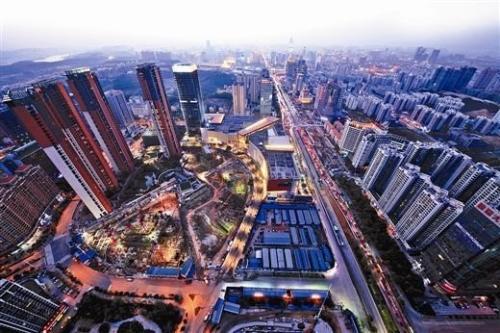 随着疫情防控基本平稳，房地产行业复工复产扎实推进，企业为了进一步弥补前期疫情对销售的负面影响，加大了推盘力度，力求资金尽快回笼。在市场预期稳步恢复的背景下，楼市成交也逐渐复苏。    　　中国指数研究院称，5月，地方政府在“房住不炒”的楼市调控总基调指导下，因城施策更加灵活，但是房地产市场恢复速度略显不同。其中，一线及核心二线城市市场需求整体恢复较快；部分三四线城市受人口、产业等多重因素影响，市场需求恢复相对缓慢。  　　中国指数研究院数据显示，截至6月7日，受监测的12个一二线主要城市库存总量环比微幅上升0.04%。截至6月首周，受监测城市中北京升幅较高，为4.44%；福州紧随其后，升幅为4.08%；温州升幅较小，为0.24%。监测城市中，东营库存环比降幅较高，为6.06%。    　　事实上，从5月开始，城市住宅新增供应量同环比均小幅上升。另外，受房企积极推盘叠加疫情期间积压的购房需求持续释放影响，多数城市市场交易逐步恢复，成交量同步上升。从销供比来看，一线城市去化能力更为乐观。截至5月底，重点城市中，南京、杭州属于库存吃紧较为严重的城市，当前去化周期分别为5.77个月、5.11个月。  　　克而瑞地产研究中心近日公布的报告指出，在成交明显复苏带动下，5月多数城市供求关系维持平衡。受监测的28个重点城市消化周期环比皆大幅收窄，八成以上城市降至18个月警戒线以下，杭州、济南等消化周期不足6个月。  　　从库存状况来看，28个城市当中六成以上城市供求比小于1；同时，六成以上城市库存面积环比有所回落。但同比来看，七成以上城市库存仍处上升通道，青岛、郑州、杭州等同比增幅超40%。  　　克而瑞方面认为，随着半年度业绩冲刺季的到来，房企必将加快供货节奏，供应有望放量增长，甚至创年内新高，预计6月市场仍将保持较高热度。  　　来源：经济参考报